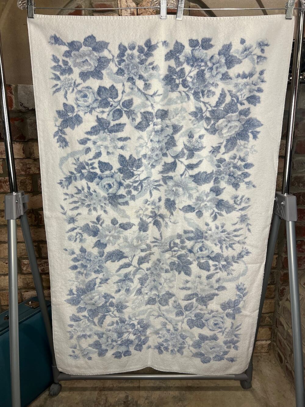 Canon Royal Family  bath towel 1980s floral rose blue white